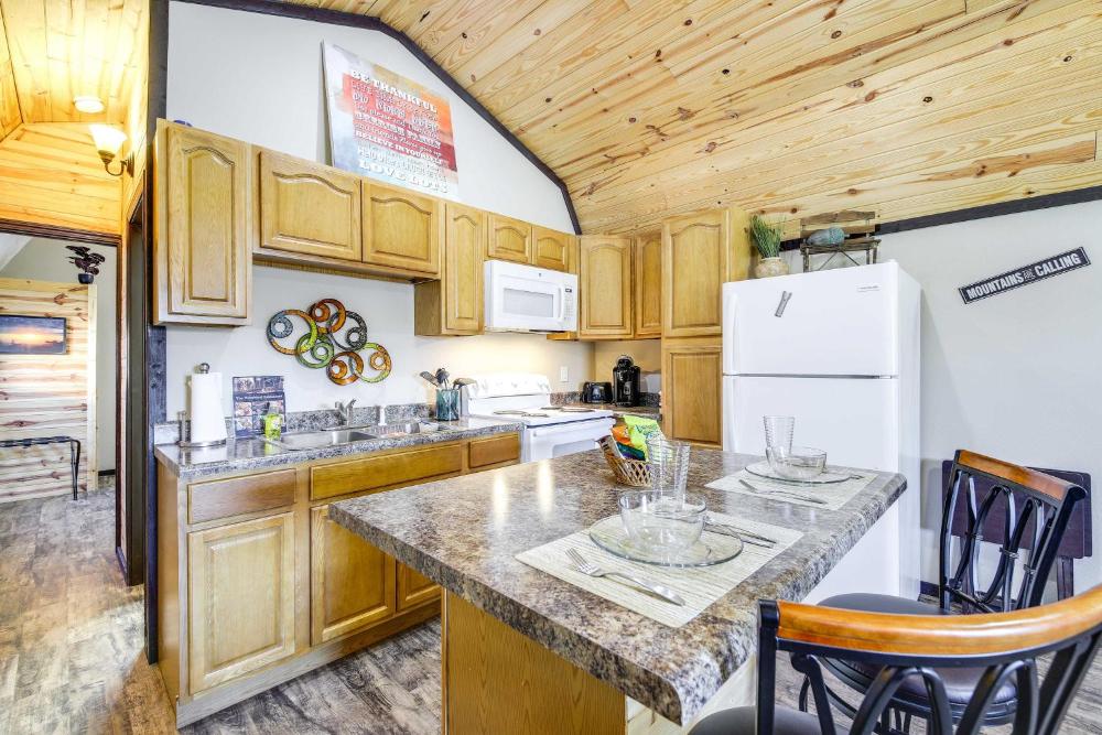 Charming Cabin Near Great Smoky Mountains!